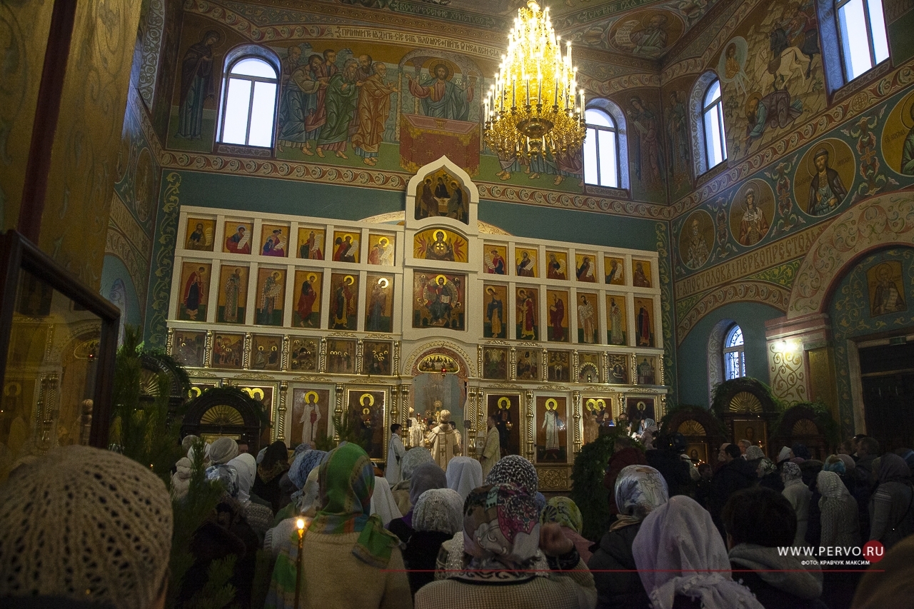Сотни верующих собрались в храмах города на Пасхальную литургию