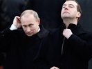 Запад озабочен тандемом: устроили "драку под ковром", а Путин принес Медведеву жертву