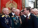 Медведев выпил с ветеранами сто грамм и рассказал про государство-"тряпку"