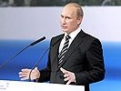 СМИ: Путин бросил вызов Медведеву на его поле и "задвинул" его любимый проект
