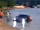 Западные СМИ удивило ВИДЕО, на котором пьяные русские во время отдыха утопили дорогой внедорожник