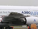 Гигантский авиалайнер A380 въехал в здание на салоне в Ле Бурже. Видео