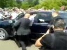 Медведев на джипе чуть не передавил жителей Татарстана, собравшихся его поприветствовать. Видео