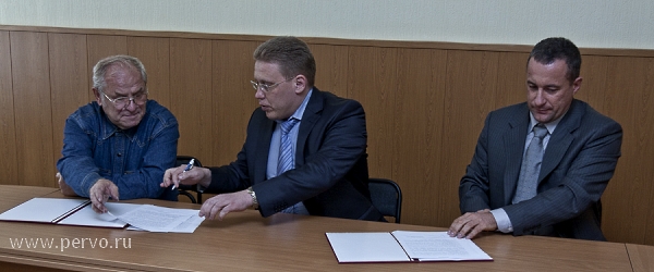 В Первоуральске КПРФ, ЛДПР и администрация скрепили соглашение рукопожатием