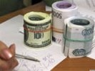 Из-за резкого падения курса рубля население скупает доллары, особенно в провинции