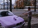 Припаркованный на тротуаре BMW перекрасили в розовый цвет и пометили бранным словом.Фото