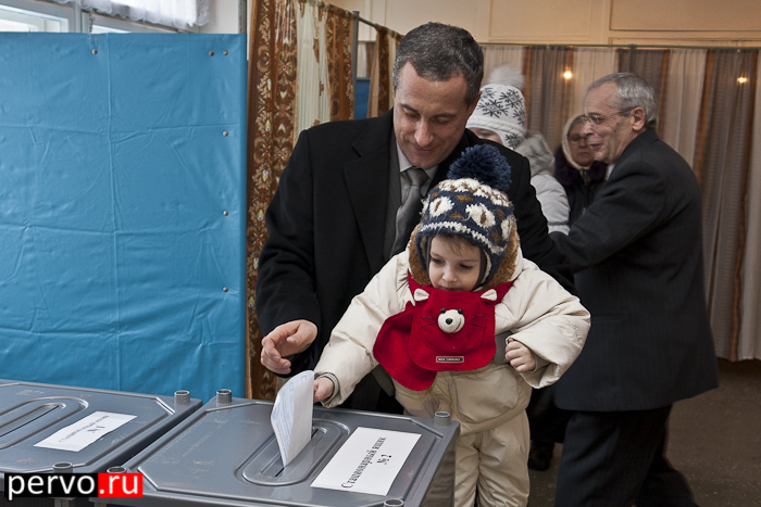 Первоуральск : А. Панасенко проголосовал после причастия в церкви. Видео