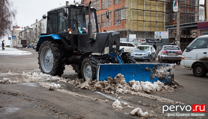 В связи со снегопадом, в Первоуральске выведена вся снегоуборочная техника. Видео