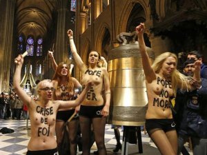 Голые Femen утомляют Европу: били в колокола собора Нотр-Дам в честь ухода Папы