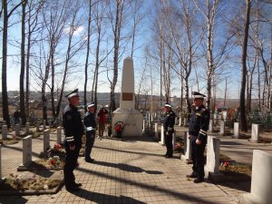 Сотрудники ГИБДД Первоуральска торжественно возложили венки к памятному мемориалу ветерана ГАИ-ГИБДД