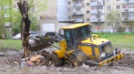 В Первоуральске в мусоре «утонул» трактор