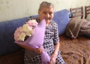 В Первоуральске продолжается вручение персональных поздравлений Президента России