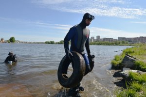 В Первоуральске аквалангисты «Капера» прибрали дно Нижнего пруда