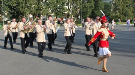 По главной улице с оркестром