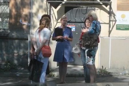 Выселить не получилось. Решили уволить силой