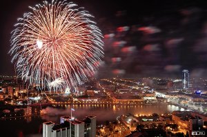 Юбилей Екатеринбурга отметили массовой свадьбой и часовым салютом