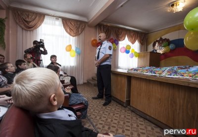 Первоклашек сотрудников полиции поздравил главный полицейский города