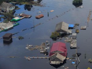 Из-за паводка Амур превратился в море, за дамбу сражаются, стоя по грудь в воде. Но пик еще впереди