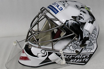 Канадский хоккейный вратарь поместил на шлем Чапаева и Печкина