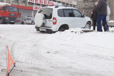В Первоуральске автомобиль провалился в колодец