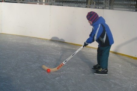 Сегодня в Первоуральске открылись 13 хоккейных кортов