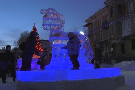 Первоуральск в темное время суток освещен разноцветными огоньками