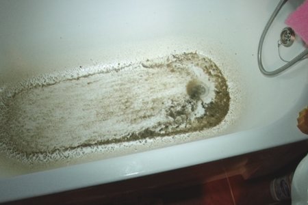 В Первоуральске фекалиями затопило многоэтажный дом