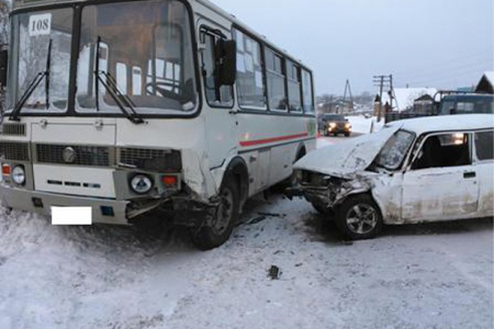 Под Первоуральском водитель ВАЗа влетел в автобус. Пострадал один человек