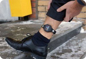 На ногу Навального надели электронный браслет