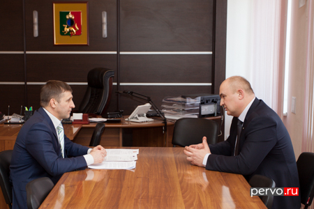 Глава городского округа предложил Евгению Артюху купить для Первоуральска автовышку