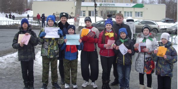 В Первоуральске сотрудники ГИБДД вручали пешеходам инструкции «Как перейти дорогу»