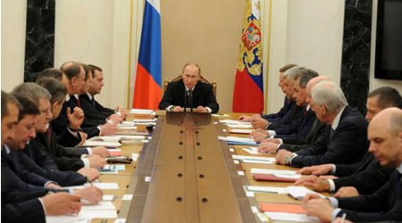 Путин поручил правительству начать всестороннее развитие Арктической зоны с 2017 года