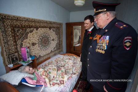 9 мая глава администрации лично поздравил труженицу тыла с праздником Победы