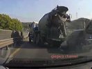 Водитель цементовоза показал чудеса пилотажа, объезжая резко притормозившую легковушку