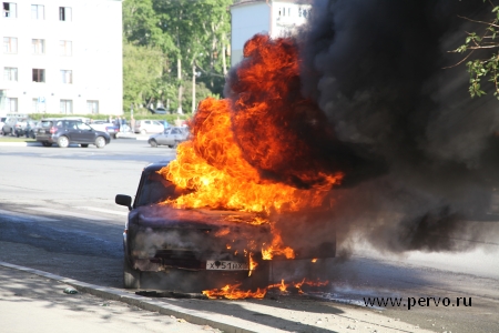 В центре Первоуральска сгорел автомобиль. Видео
