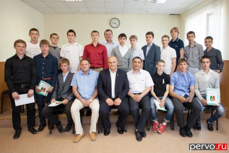 Глава Первоуральска поздравил победителей первенства России х/к «Уральский трубник»