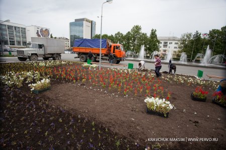 В центре Первоуральска начали высаживать цветы