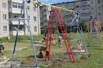 В Первоуральске депутаты продолжают устанавливать во дворах спортивно-игровые комплексы