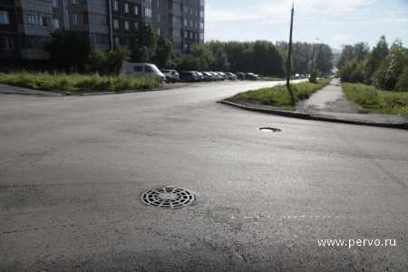 В Первоуральске ливневки и смотровые колодцы приводят в порядок вместе с дорогами