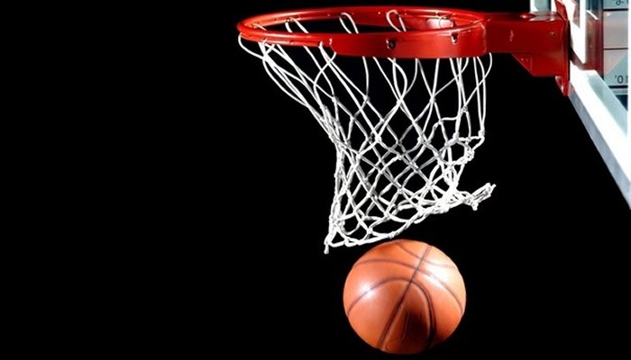 В Первоуральске на стадионе Хромпик прошли очередные баскетбольные баталии