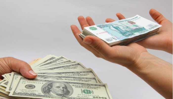 Рубль на открытии торгов вырос