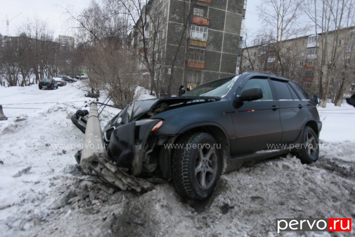 В Первоуральске внедорожника не справился с управлением и врезался в столб