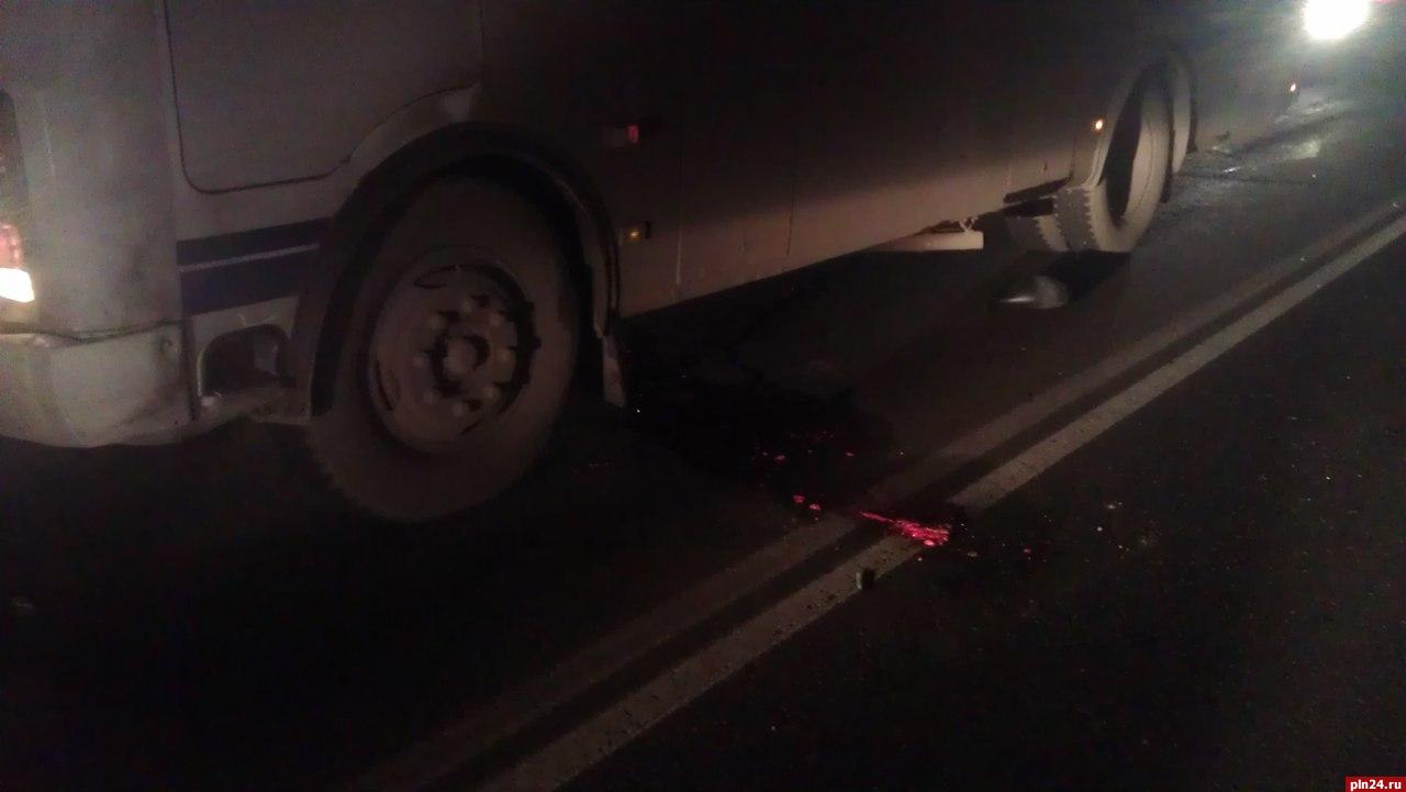 В Первоуральске мужчина, поскользнувшийся на остановке, попал под автобус