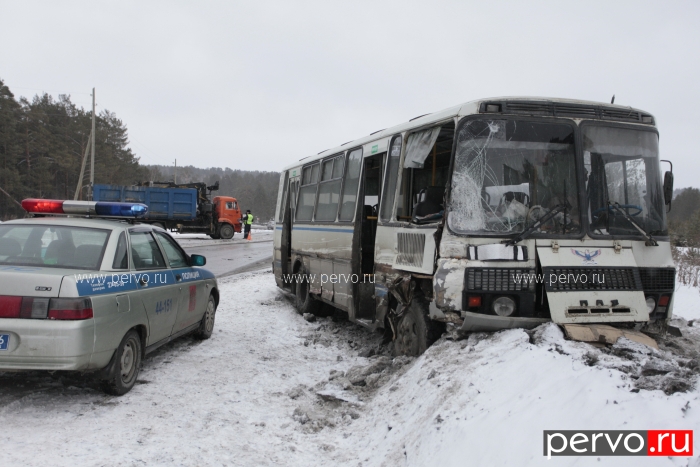 Под Первоуральском КамАЗ протаранил пассажирский автобус. Видео