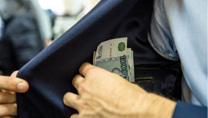 В Екатеринбурге на взятке поймали полицейского