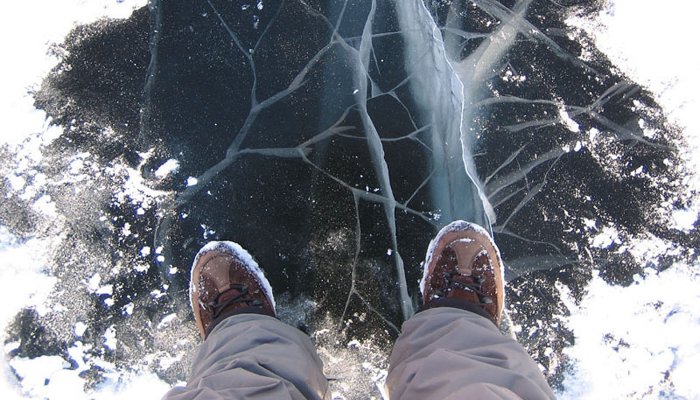 МЧС предупреждает об опасности: лед стал тоньше и слабее