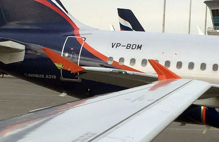 В Шереметьево-3 два самолета столкнулись крыльями