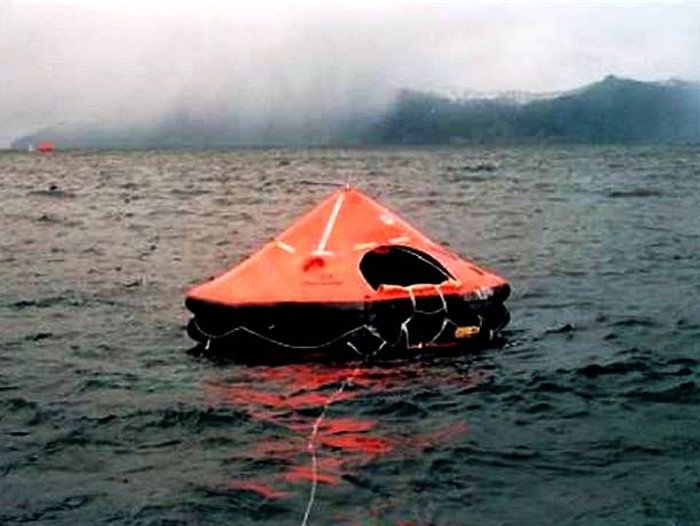 В Атлантическом океане спасен дрейфовавший 66 дней на лодке американец