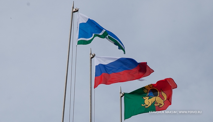 На здании администрации Первоуральска сменили флаги