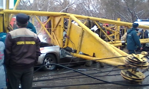 В Омске строительный кран рухнул на проезжающие автомобили